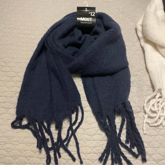 Super soft winter scarf, NWT, navy or ivory - Picture 2 of 8